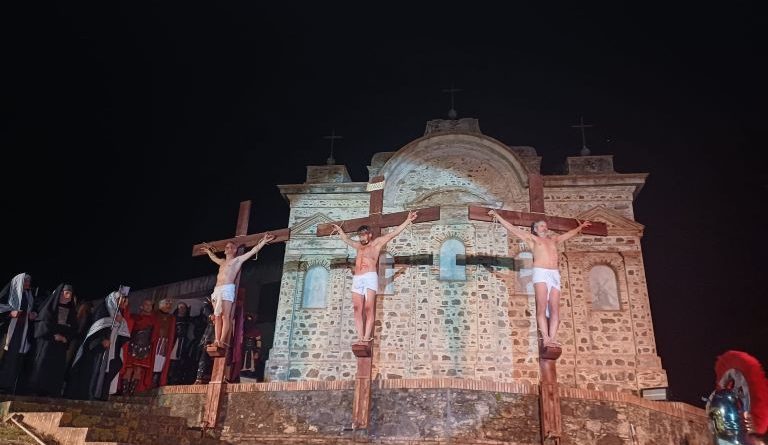 Passione Vivente, emozione collettiva: in due mesi l’intera comunità di Filadelfia costruisce un evento straordinario