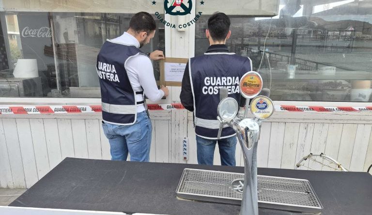Crotone, Abusivismo sul Lungomare: la Guardia Costiera Sequestra 160 mq di Strutture Illegali