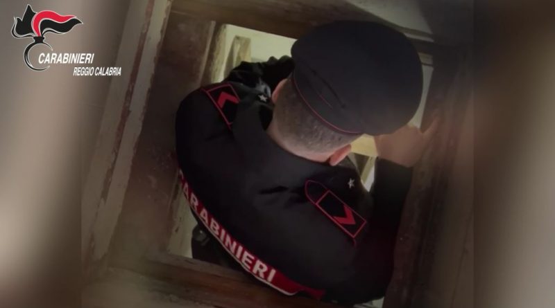 Palmi, una botola sotto il pavimento nascondeva un bunker: scoperto un arsenale