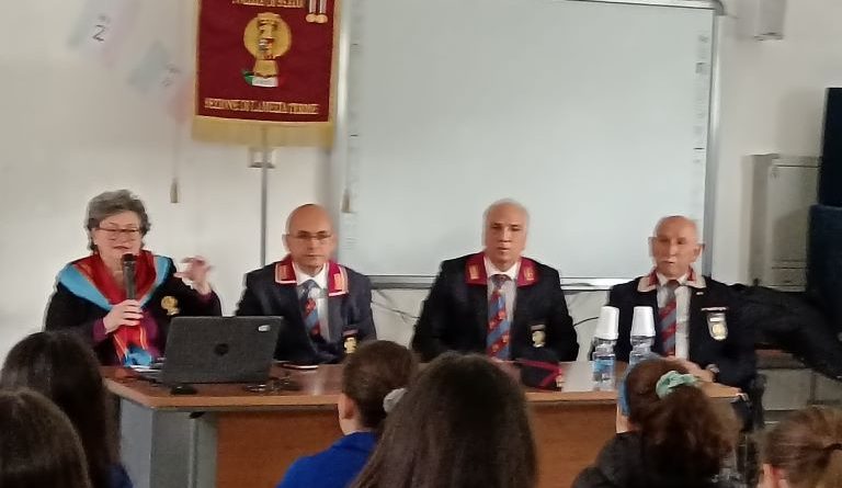Legalità e prevenzione a scuola: l’Associazione Nazionale Polizia di Stato incontra gli alunni di Feroleto Antico e Pianopoli per dire no alle dipendenze