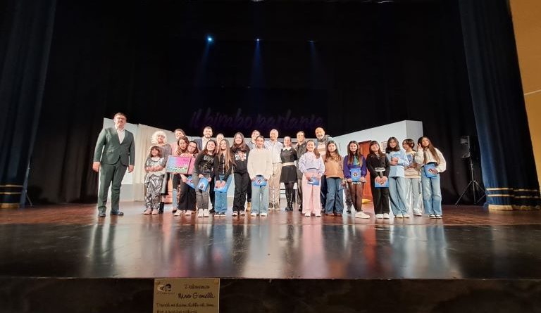 Catanzaro: Teatro Comunale, applausi per “Il bimbo parlante”: risate e riflessione sul palco di “Domenica d’Incanto”