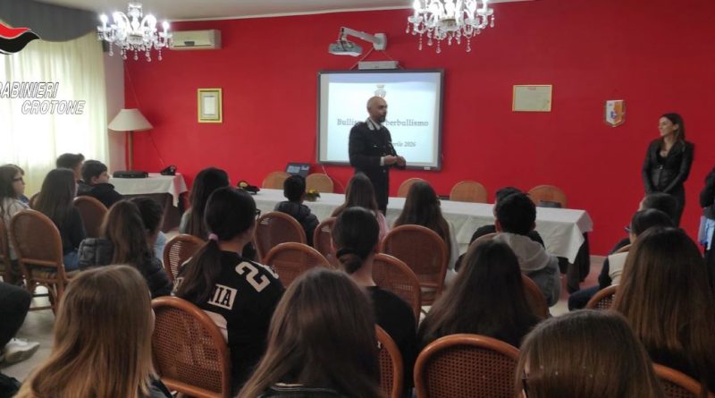 Isola Capo Rizzuto: progetto legalità. I Carabinieri della tenenza incontrano gli alunni.