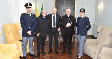 Un Simbolo di Legalità sull’Altare: la Polizia di Stato Consegna l’Olio di Capaci al Vescovo di Crotone