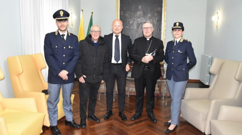 Un Simbolo di Legalità sull’Altare: la Polizia di Stato Consegna l’Olio di Capaci al Vescovo di Crotone