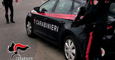 Reggio Calabria – lo notano in atteggiamento sospetto nell’androne: Carabinieri intervengono e arrestano pusher con 100 grammi di hashish