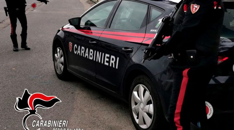 Reggio Calabria – lo notano in atteggiamento sospetto nell’androne: Carabinieri intervengono e arrestano pusher con 100 grammi di hashish