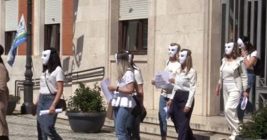 VIDEO – “Non siamo fantasmi”: a Crotone il flash mob dei lavoratori Konecta contro la precarietà