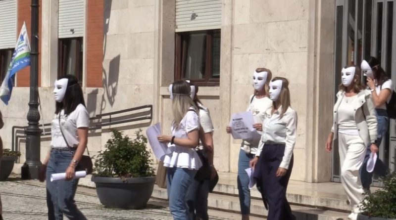 VIDEO – “Non siamo fantasmi”: a Crotone il flash mob dei lavoratori Konecta contro la precarietà