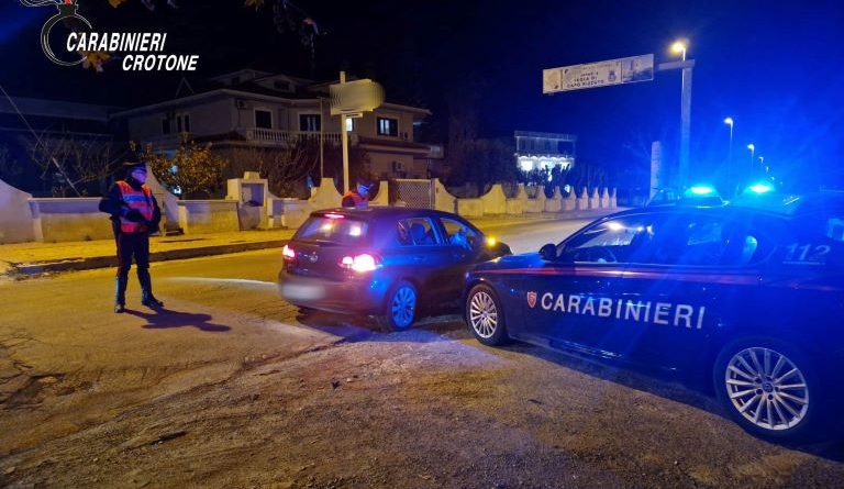 Controlli straordinari nel crotonese: l’arma intensifica le operazioni, due arresti