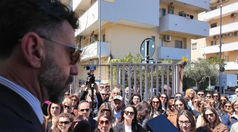 VIDEO – Vertenza Konecta, scontro totale in Prefettura. L’azienda diserta il tavolo, 74 lavoratori a un passo dal baratro