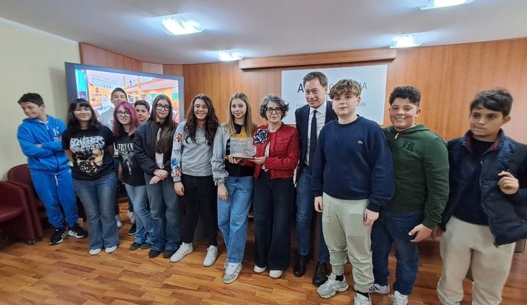 Macroscuola, gli studenti di Crotone vincono la finale regionale: un progetto per trasformare l’ex piscina Pertini in una “casa del futuro”