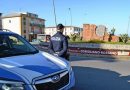 Violenza nel calcio a Corigliano-Rossano: tifoso lancia pietra contro un bus e giocatore squalificato aggredisce un avversario. Scattano due Daspo.