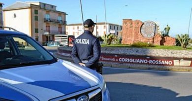 Violenza nel calcio a Corigliano-Rossano: tifoso lancia pietra contro un bus e giocatore squalificato aggredisce un avversario. Scattano due Daspo.