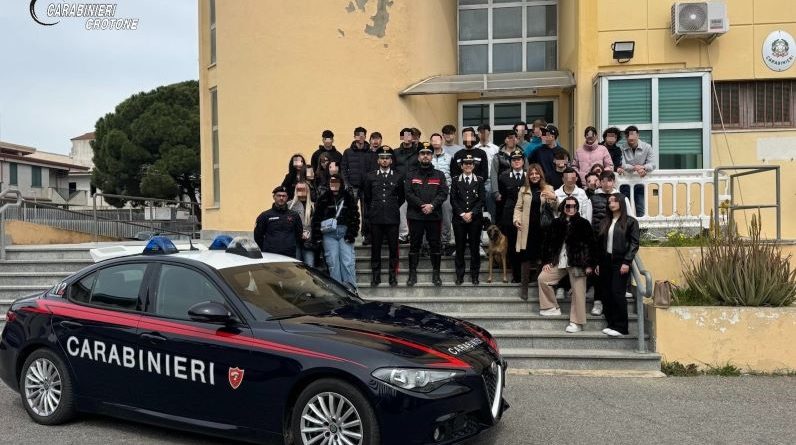 Cirò Marina: i Carabinieri aprono le porte agli studenti del Gangale per una Lezione di Legalità
