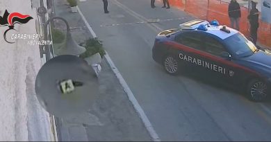 VIDEO – Tropea, spari in pieno centro per un litigio d’amore: arrestato 33enne