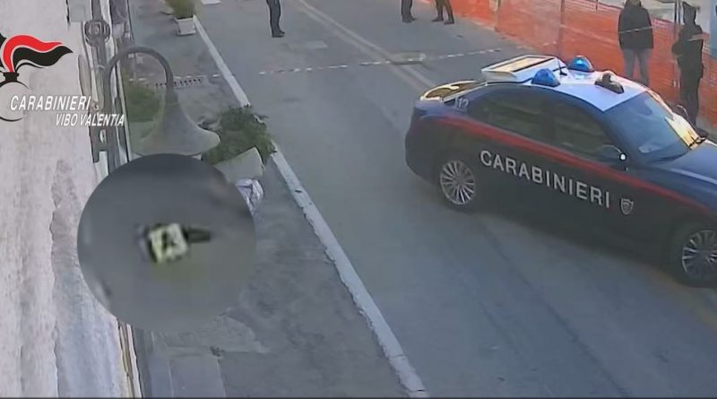 VIDEO – Tropea, spari in pieno centro per un litigio d’amore: arrestato 33enne