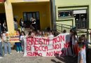 Foresta in piazza per la sua scuola: “La prima non si tocca”
