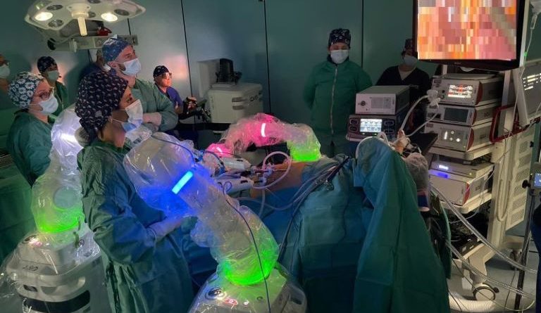 Ospedale di Lamezia, il futuro è adesso: Eseguito il primo intervento di chirurgia oncologica robotica
