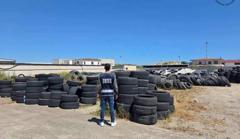Crotone, scoperta una discarica abusiva: sequestrata un’area con 750 metri cubi di pneumatici