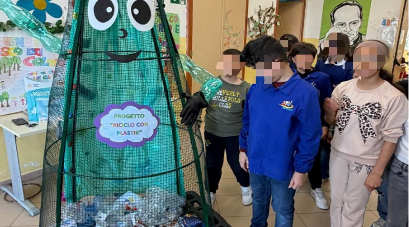 A scuola di riciclo a Vibo Valentia: alla “Don Milani” nasce “Plastic”, il supereroe che mangia la plastica