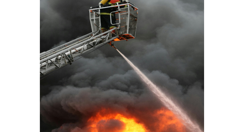 Sersale, fiamme nella notte: distrutto lo storico salumificio Orocarni. Ipotesi corto circuito.