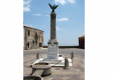 Un Patto tra Generazioni per la Memoria: a Strongoli il Monumento ai Caduti Tornerà a Splendere Un Patto tra Generazioni per la Memoria: a Strongoli il Monumento ai Caduti Tornerà a Splendere