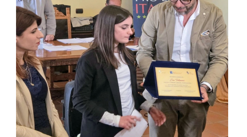 Le parole contro il bullismo: Eva Tolisano, studentessa di Saracena, conquista il podio regionale”