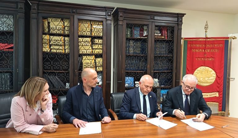 Mobilità universitaria a Catanzaro, è l’ora della svolta: nasce “UMG GO”, tre shuttle diretti per il campus Mobilità universitaria a Catanzaro, è l’ora della svolta: nasce “UMG GO”, tre shuttle diretti per il campus