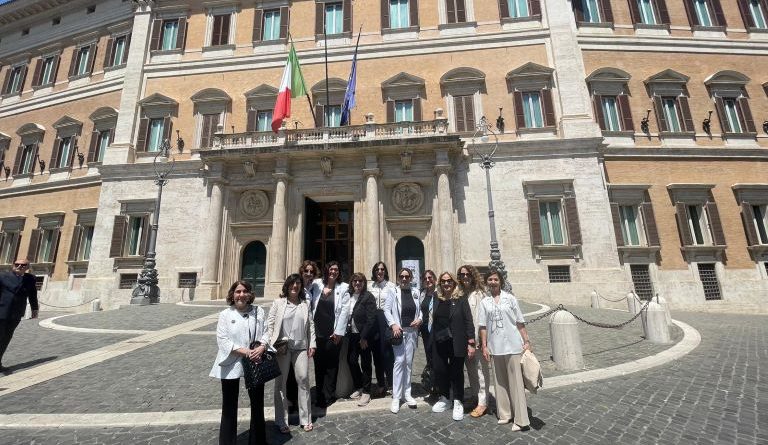 Un anniversario per il futuro: il Soroptimist Club di Lamezia celebra alla Camera dei Deputati gli 80 anni del voto alle donne. Un anniversario per il futuro: il Soroptimist Club di Lamezia celebra alla Camera dei Deputati gli 80 anni del voto alle donne.