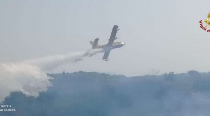 Pilota di Canadair accoltellato davanti all’aeroporto di Lamezia Terme