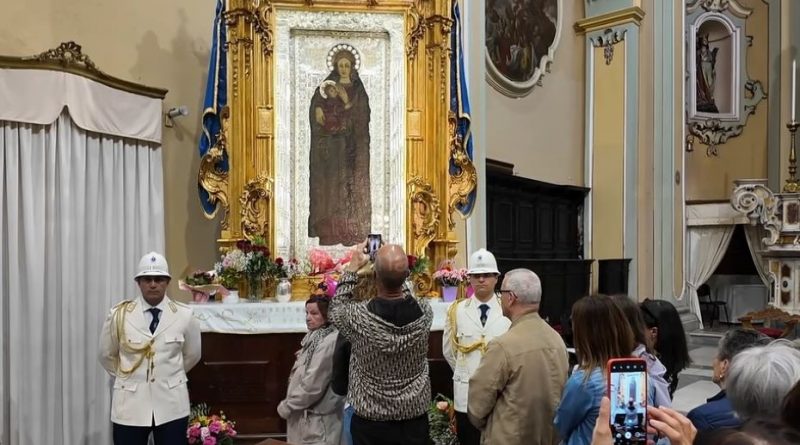 VIDEO – Crotone, un popolo in preghiera: il bacio alla Madonna di Capocolonna che rinnova la fede