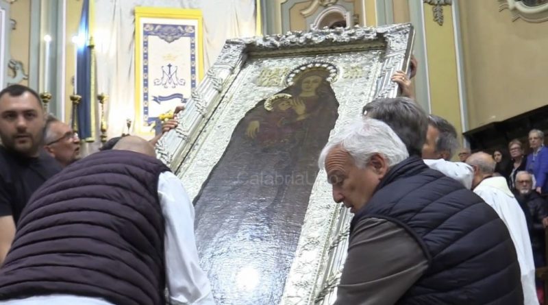 VIDEO – Crotone, la Calata del quadro della Madonna di Capo Colonna apre il Settennale