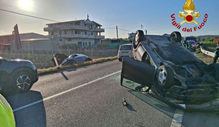 Incidente sulla Statale 106: scontro tra due auto a Strongoli, un ferito