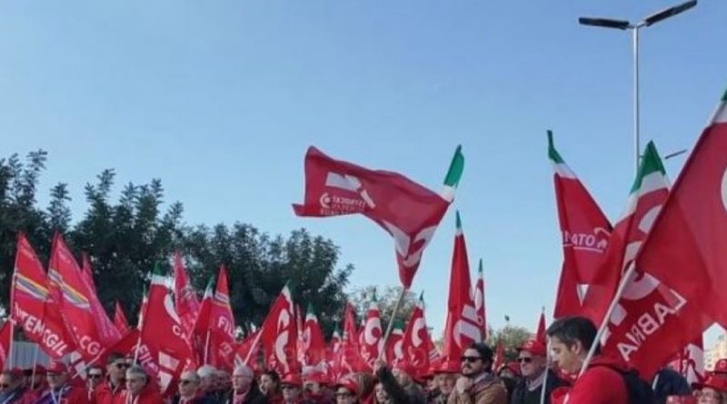 Strage nei cantieri, la Calabria si ferma: marcia silenziosa a Catanzaro contro le morti sul lavoro