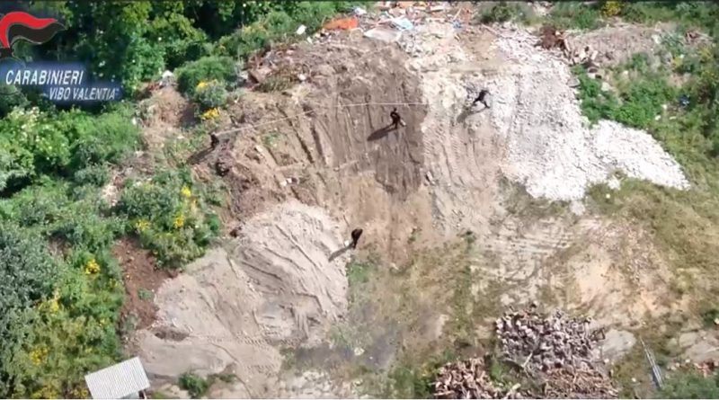 VIDEO – Tra Limbadi e Nicotera: discarica abusiva e rischio inquinamento, una denuncia e sequestro di un’area di 500 mq