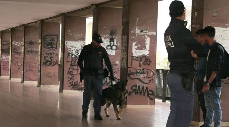 “Scuole Sicure”, blitz della Polizia a Catanzaro: controlli anti-droga e armi, identificate 76 persone