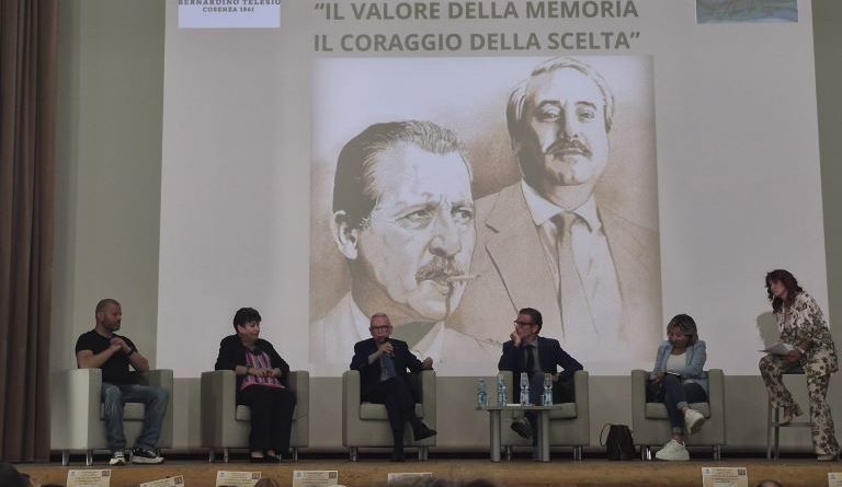Cosenza, la legalità non si spegne: dopo il raid al Guarasci, studenti e istituzioni riempiono il Cinema Italia
