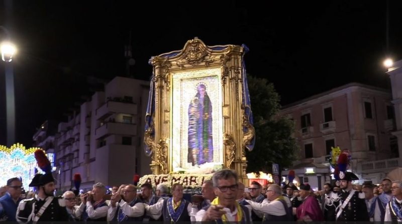 VIDEO – Migliaia di fedeli per il Settennale: Crotone abbraccia la sua Madonna