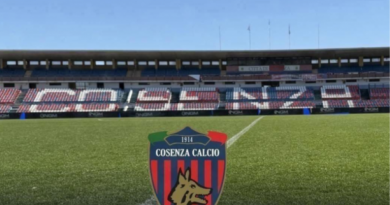 Cosenza, applausi e addio ai playoff. La società apre alla cessione.