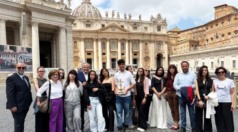 Papa Leone XIV benedice l’Ancora Trinitaria: un’opera d’arte che unisce speranza e fede