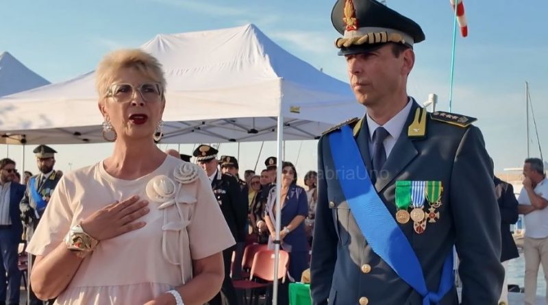VIDEO – Fiamme Gialle in festa a Crotone: il Porto Vecchio si tinge di giallo-verde per il 252° anniversario