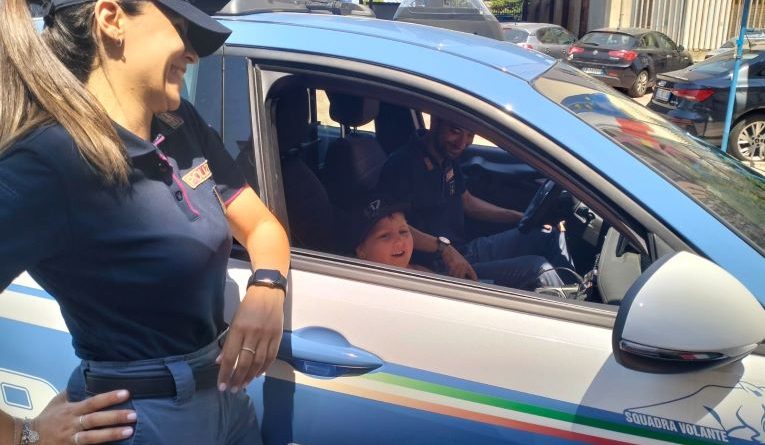 VIDEO – Crotone: la Polizia di Stato riceve la visita di Antonio, un bambino speciale