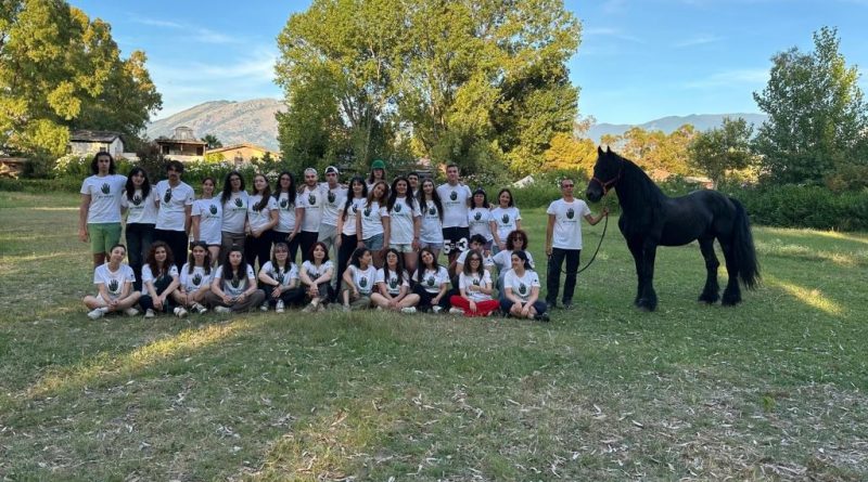 L’arte di crescere insieme: a La Bruca il progetto “BY HAND” unisce 28 giovani tra natura, land art e rapporto con i cavalli