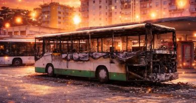 Fiamme in pieno centro a Cosenza: autobus distrutto dal fuoco all’autostazione, panico tra i passanti