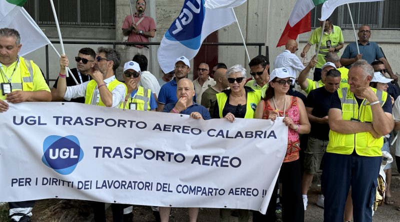 Caos aeroporti in Calabria, il silenzio di Sacal GH dopo lo sciopero. I lavoratori: “Siamo allo stremo, pronti a un nuovo stop di 24 ore”