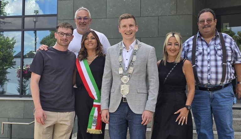 Pietrapaola oltre i confini: la sindaca Labonia in Germania tra l’annuncio del bis, la solidarietà su due ruote e la sfida al dissesto