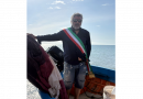 Sotto il sole cocente, a bordo di un guscio di noce: la clamorosa protesta del sindaco di Crucoli contro l’erosione che ne cancella il futuro