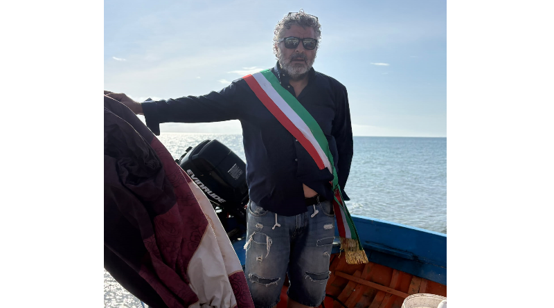 Sotto il sole cocente, a bordo di un guscio di noce: la clamorosa protesta del sindaco di Crucoli contro l’erosione che ne cancella il futuro