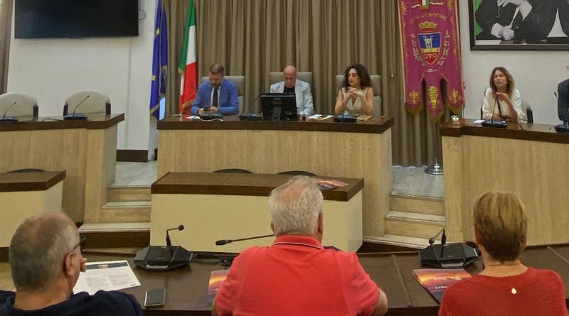 VIDEO – Crotone si accende: svelato il cartellone estivo tra l’energia del Summer Fest e le note d’autore del Kroton Jazz