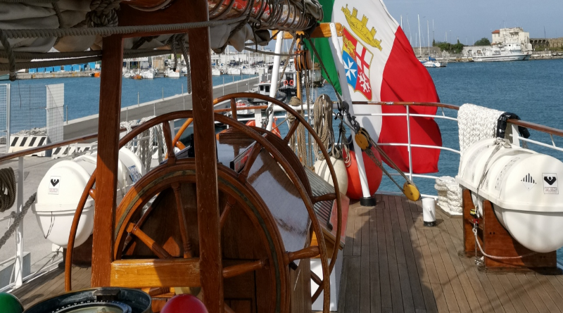 Il Brigantino Nave Italia fa scalo a Crotone per la sua missione sociale